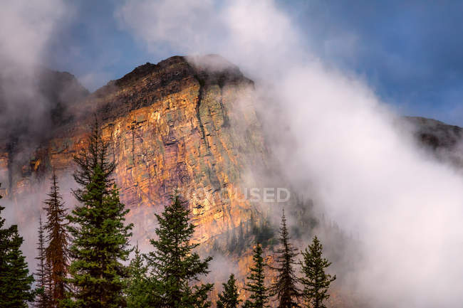 Vista panorámica del paisaje de montaña, Banff, Alberta, Canadá - foto de stock