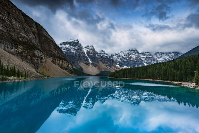 Scenic view of Moraine lake, Banff, Alberta, Canada — Stock Photo