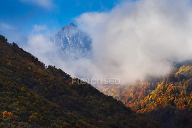 Vista panorâmica das montanhas através das nuvens, Suíça — Fotografia de Stock