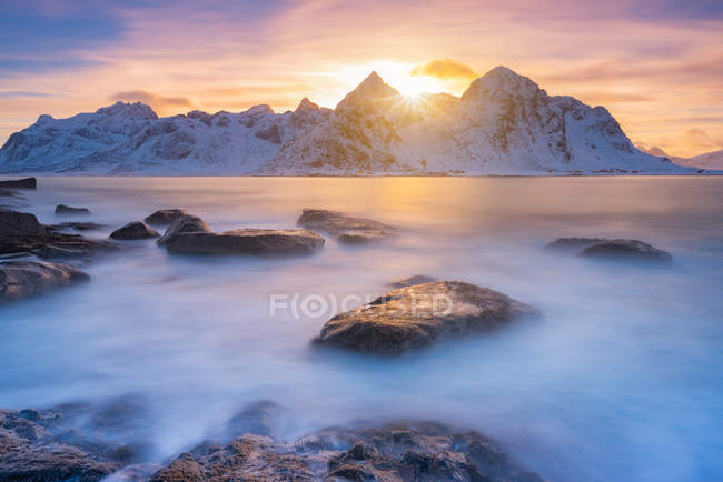 Vista panoramica sulla spiaggia, Vareid, Flakstad, Nordland, Norvegia — Foto stock