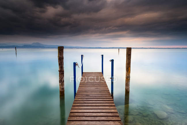 Мальовничий вид на дерев'яні jetty, озеро Гарда, Італія — стокове фото