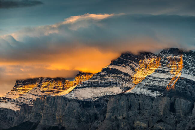 Mountains at sunrise, Two Jack Lake, Banff, Alberta, Canada — Stock Photo