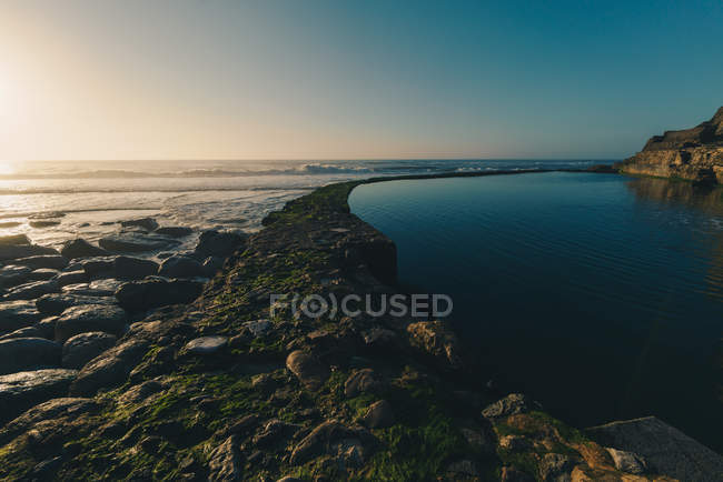 Vue panoramique sur la piscine de l'océan, Azenhas do Mar, Portugal — Photo de stock