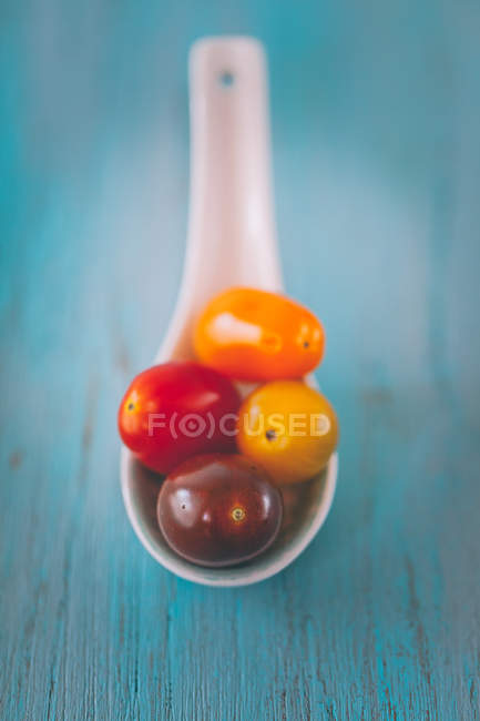 Вишневі помідори на порцеляновій ложці, крупним планом — стокове фото