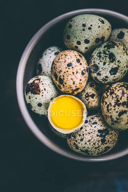 Vista superior de huevos de codorniz en un tazón - foto de stock