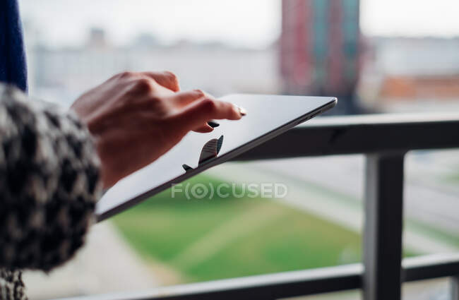 La mano de la mujer usando una tableta digital - foto de stock
