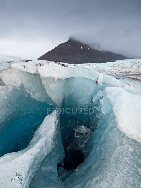 Мальовничий вид на тріщину в Svinafellsjokull льодовика, Hornafjordur, Ісландія — стокове фото