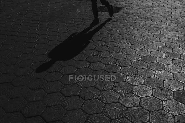 Тень человека, идущего по улице — стоковое фото