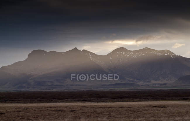 Vista panorámica de la majestuosa cordillera, Islandia - foto de stock