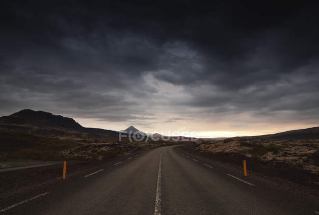 Vista panorâmica da estrada reta vazia, Islândia — Fotografia de Stock