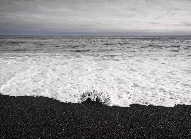 Vista panorâmica da praia de areia preta, Djupalonssandur, Islândia — Fotografia de Stock