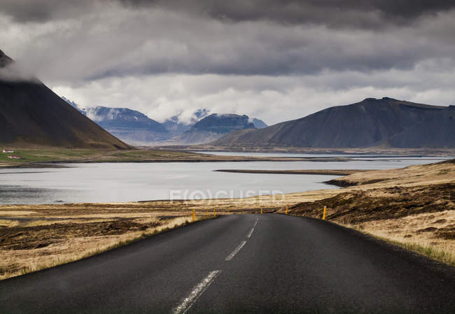 Мальовничим видом порожній пряма дорога, Ісландія — стокове фото