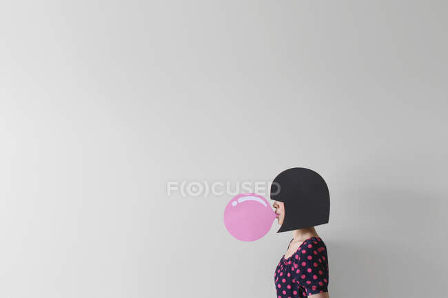 Жінка дме концептуальну бульбашку жувальної гумки — стокове фото