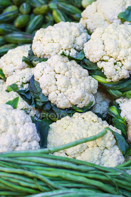 Close-up view of cauliflowers on market stall — Stock Photo