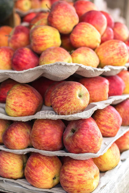 Stapel Äpfel auf einem Lebensmittelmarkt, Nahaufnahme — Stockfoto