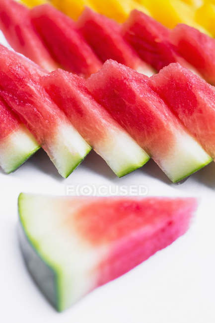 Nahaufnahme von roten und gelben Wassermelonenscheiben — Stockfoto