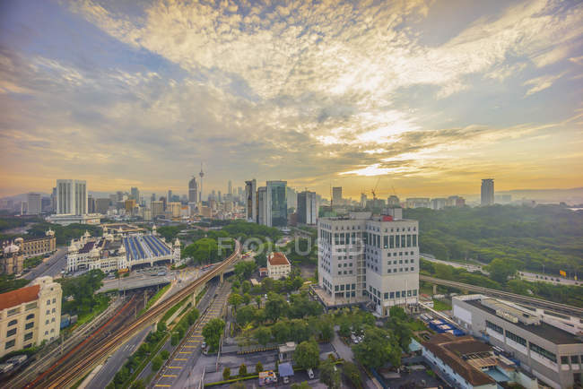 Vista panorámica del horizonte de la ciudad al amanecer, Kuala Lumpur, Malasia - foto de stock