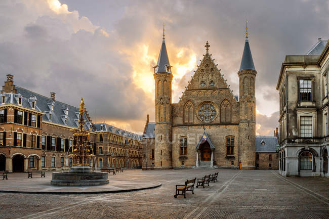 Nascer do sol com o Ridderzaal (Salão dos Cavaleiros) em Binnenhof, Haia, Países Baixos — Fotografia de Stock