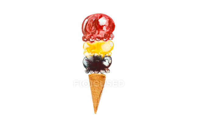 Cono de helado conceptual sobre suelo de panadería blanco - foto de stock