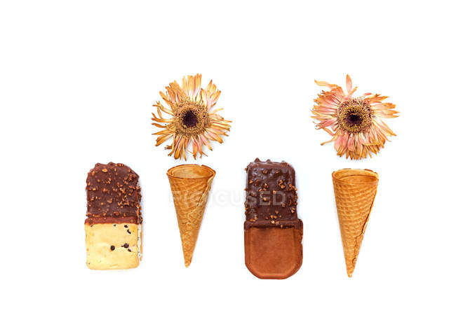Sanduíches de sorvete e cones de waffle sobre fundo branco — Fotografia de Stock