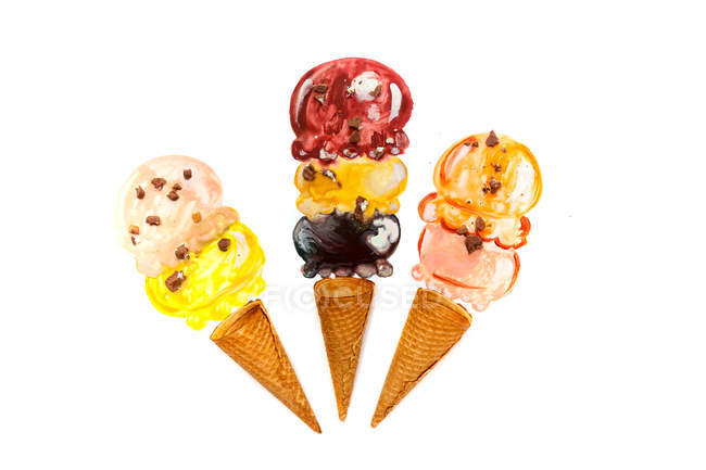 Concettuale coni gelato su sfondo bianco — Foto stock