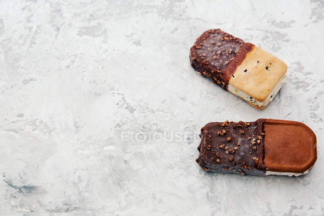 Zwei leckere Eis-Sandwiches vor rustikalem Hintergrund — Stockfoto