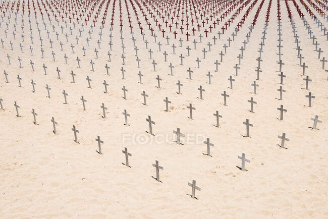 Uma série de cruzes atravessam a praia em Santa Monica, Califórnia — Fotografia de Stock