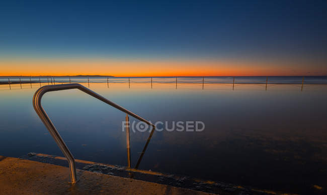 Nuotare la mattina presto in una mattina molto fredda giù alla piscina rocciosa Cronulla, Sydney. Australia — Foto stock