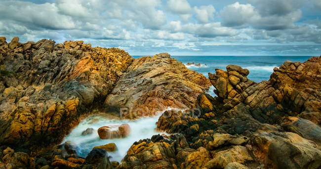 Wellen brechen an Kanalfelsen, Yallingup, Westaustralien, Australien — Stockfoto