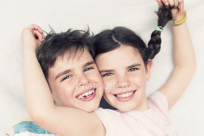 Retrato de un hermano y una hermana sonriendo - foto de stock