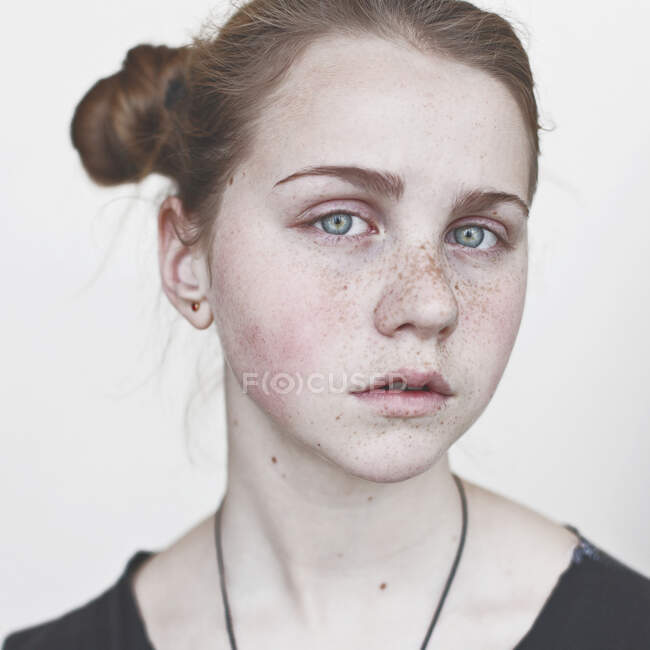 Retrato de una adolescente con pecas - foto de stock