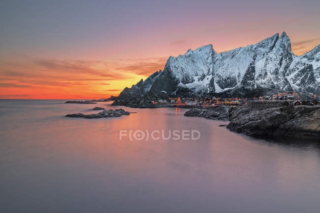Malerische Aussicht auf schneebedeckte Berge bei Sonnenuntergang, Lofoten, Flakstad, Nordland, Norwegen — Stockfoto