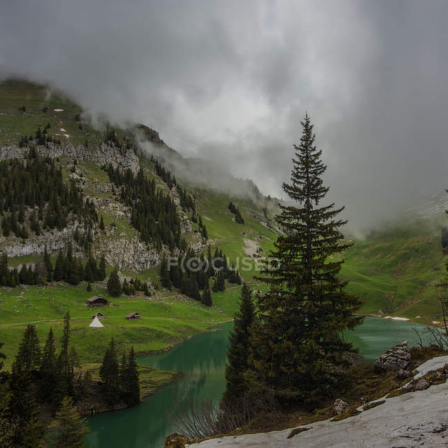 Vue panoramique sur le lac de montagne, Stockhorn, Berne, Suisse — Photo de stock