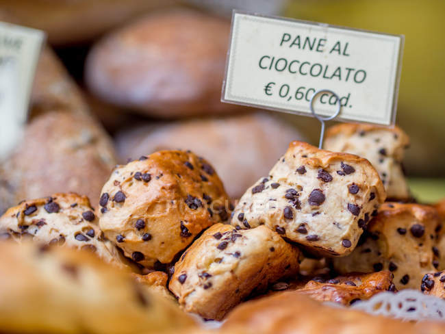 Rouleaux de pain au chocolat dans une boulangerie, vue rapprochée — Photo de stock