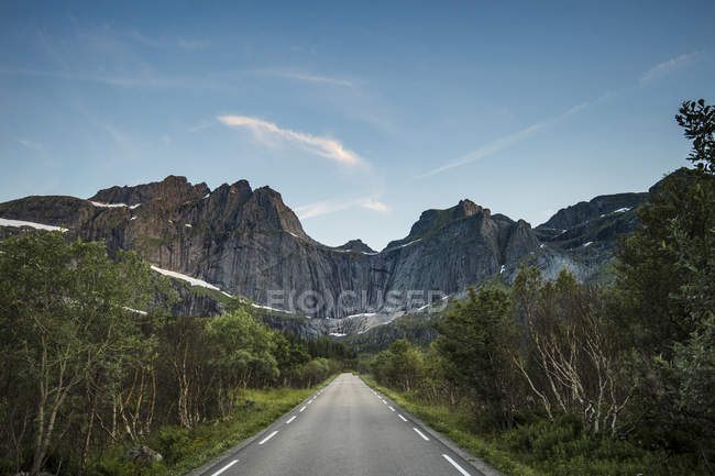 Мальовничий вид на гори Stjerntinden, Flakstad, прибуття, Nordland, Норвегія — стокове фото