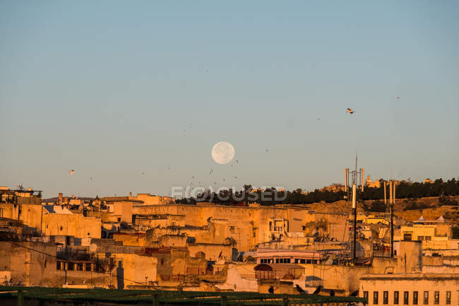 Vue panoramique de Supermoon sur la ville, Fès, Fès-Meknès, Maroc — Photo de stock