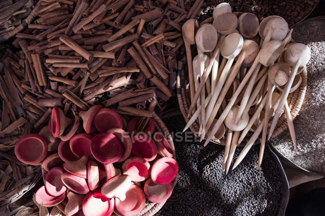 Vue rapprochée des épices et ustensiles de cuisine dans un marché — Photo de stock