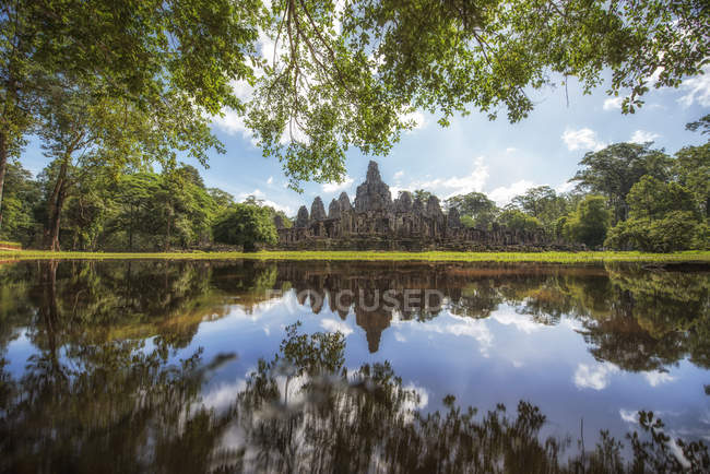 Reflexão do templo de Bayon, Angkor Wat, Siem Reap, Camboja — Fotografia de Stock