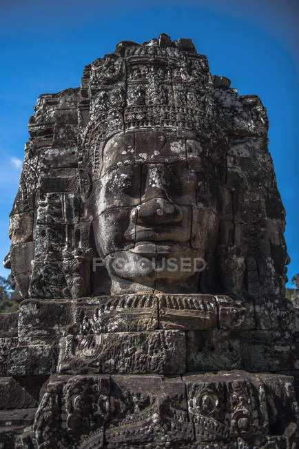Cara de piedra tallada, Templo de Bayon, Angkor Wat, Camboya - foto de stock
