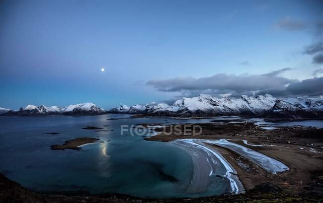 Vista panorâmica da ilha Flakstad noite, Nordland, Lofoten, Noruega — Fotografia de Stock