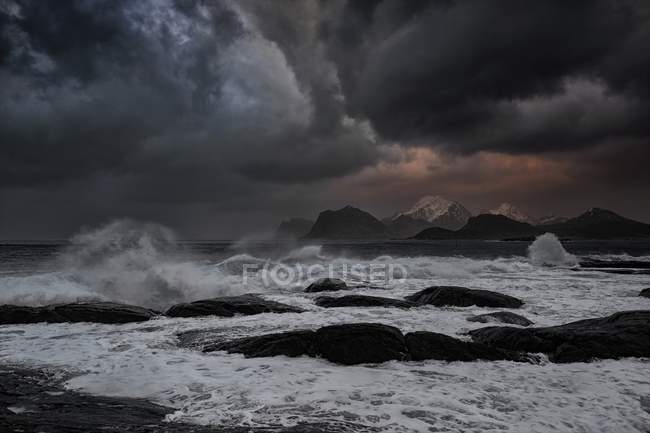 Vista panoramica sul mare tempestoso, Napp, Flakstad, Nordland, Lofoten, Norvegia — Foto stock