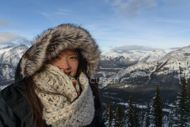 Portrait d'une femme portant une cagoule en fourrure, Banff, Alberta, Canada — Photo de stock