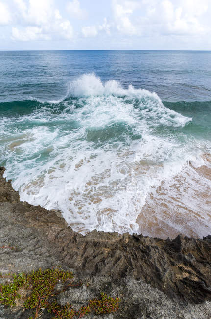 Vue panoramique sur les vagues se brisant sur la plage, Barbade — Photo de stock