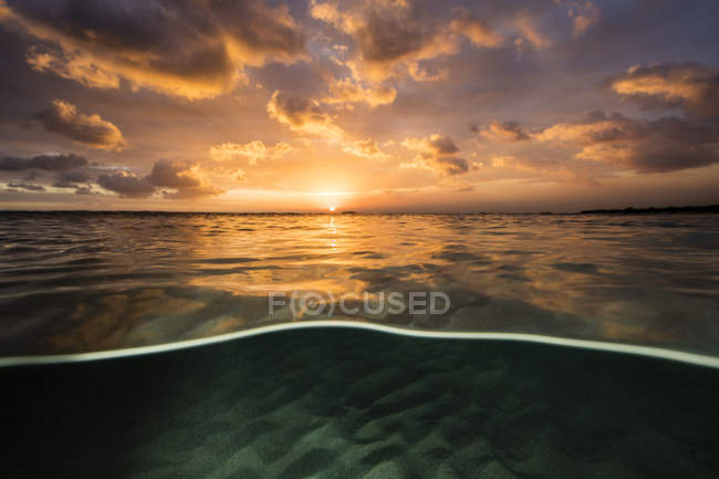 Split level view of ocean al tramonto, Tasmania, Australia — Foto stock