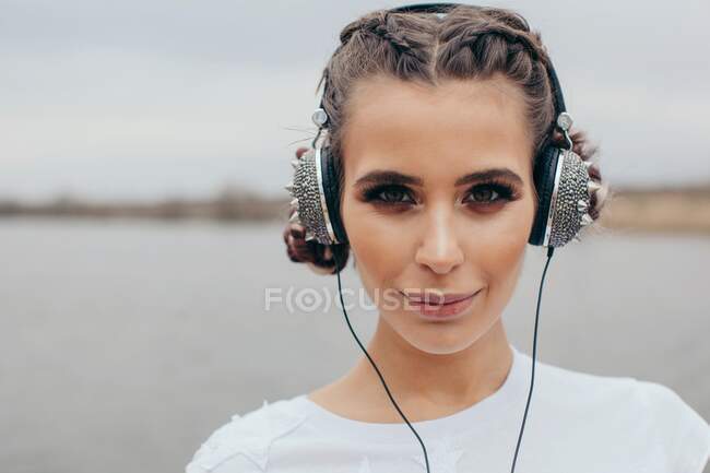 Porträt einer lächelnden Frau mit spitzem Kopfhörer — Stockfoto