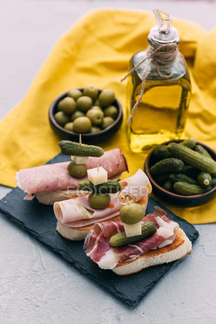 Bruschettas com presunto, azeitonas, queijo e pepinos — Fotografia de Stock