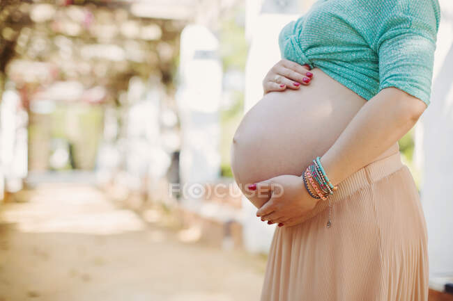 Donna incinta tenendo la pancia — Foto stock