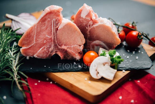 Viande de veau au romarin, tomates et champignons — Photo de stock