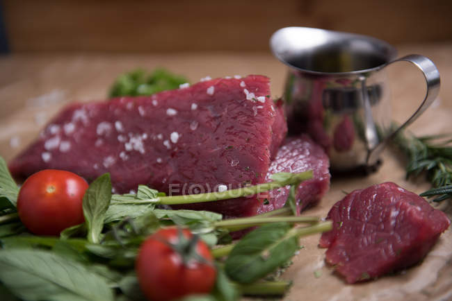 Vista de cerca de Steak con albahaca y tomates - foto de stock