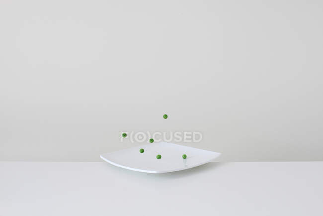 Konzeptionelle grüne Erbsen auf dem Teller — Stockfoto